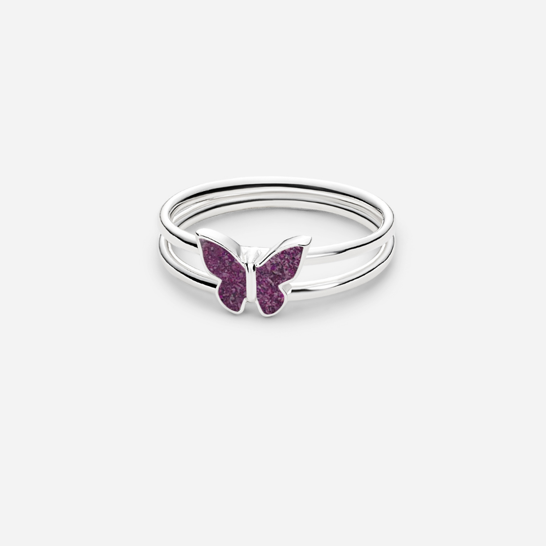 Anillo mariposa de cenizas, elaborado con amor y un cuidado excepcional, pensado para conservar siempre cerca la esencia de tu ser querido.
Una joya memorial única y significativa, creada en plata de ley en nuestro taller, que transforma sus cenizas en un símbolo de luz, libertad y recuerdo eterno.
Un diseño delicado y emotivo para acompañarte cada día con respeto, sensibilidad y conexión profunda.