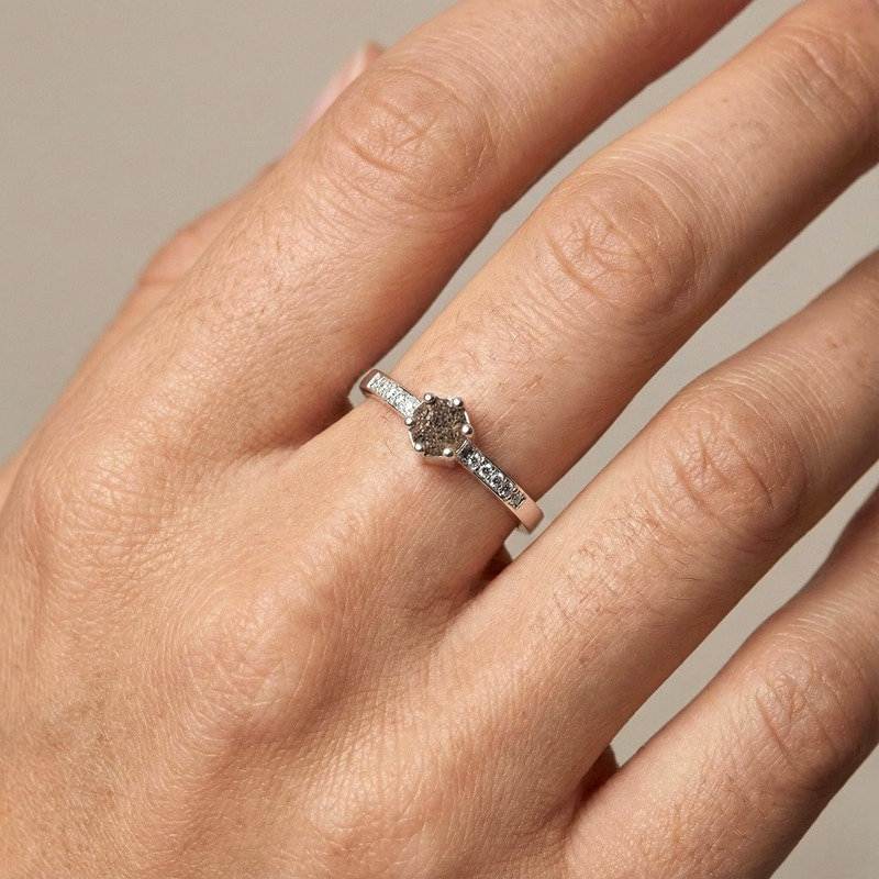 Anillo destellos de cenizas