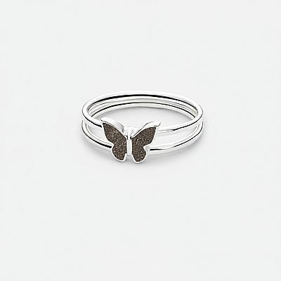 Anillo mariposa de cenizas, elaborado con amor y un cuidado excepcional, pensado para conservar siempre cerca la esencia de tu ser querido.
Una joya memorial única y significativa, creada en plata de ley en nuestro taller, que transforma sus cenizas en un símbolo de luz, libertad y recuerdo eterno.
Un diseño delicado y emotivo para acompañarte cada día con respeto, sensibilidad y conexión profunda.