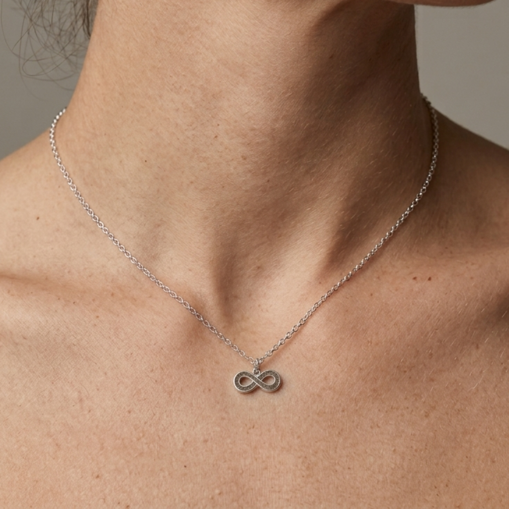 Colgante mini infinito de cenizas puesto en el cuello, recuerdo en plata de ley