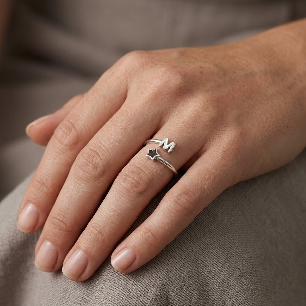 Anillo inicial personalizada y estrella de cenizas llevado en el dedo, recuerdo en plata de ley