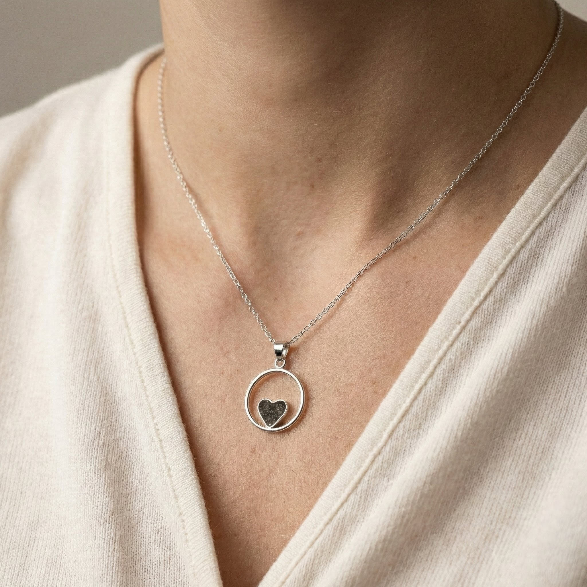 Colgante corazón en círculo de cenizas