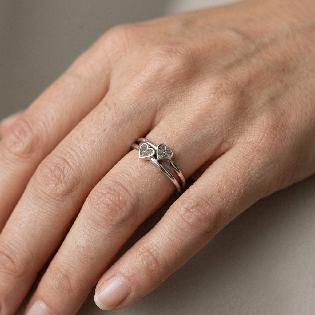 Anillo corazones unidos de cenizas llevado en el dedo, joya de cenizas personalizada