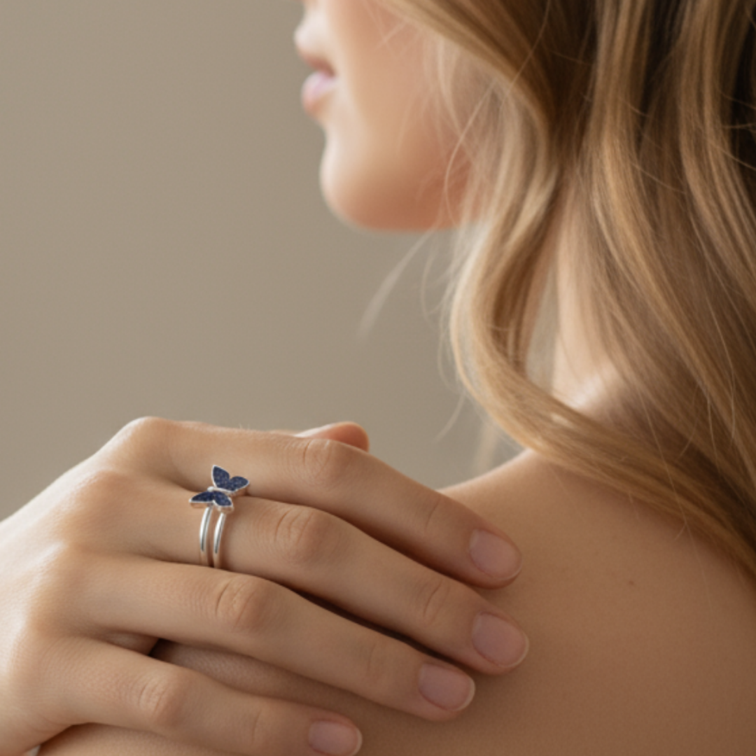 Anillo mariposa de cenizas, elaborado con amor y un cuidado excepcional, pensado para conservar siempre cerca la esencia de tu ser querido.
Una joya memorial única y significativa, creada en plata de ley en nuestro taller, que transforma sus cenizas en un símbolo de luz, libertad y recuerdo eterno.
Un diseño delicado y emotivo para acompañarte cada día con respeto, sensibilidad y conexión profunda.