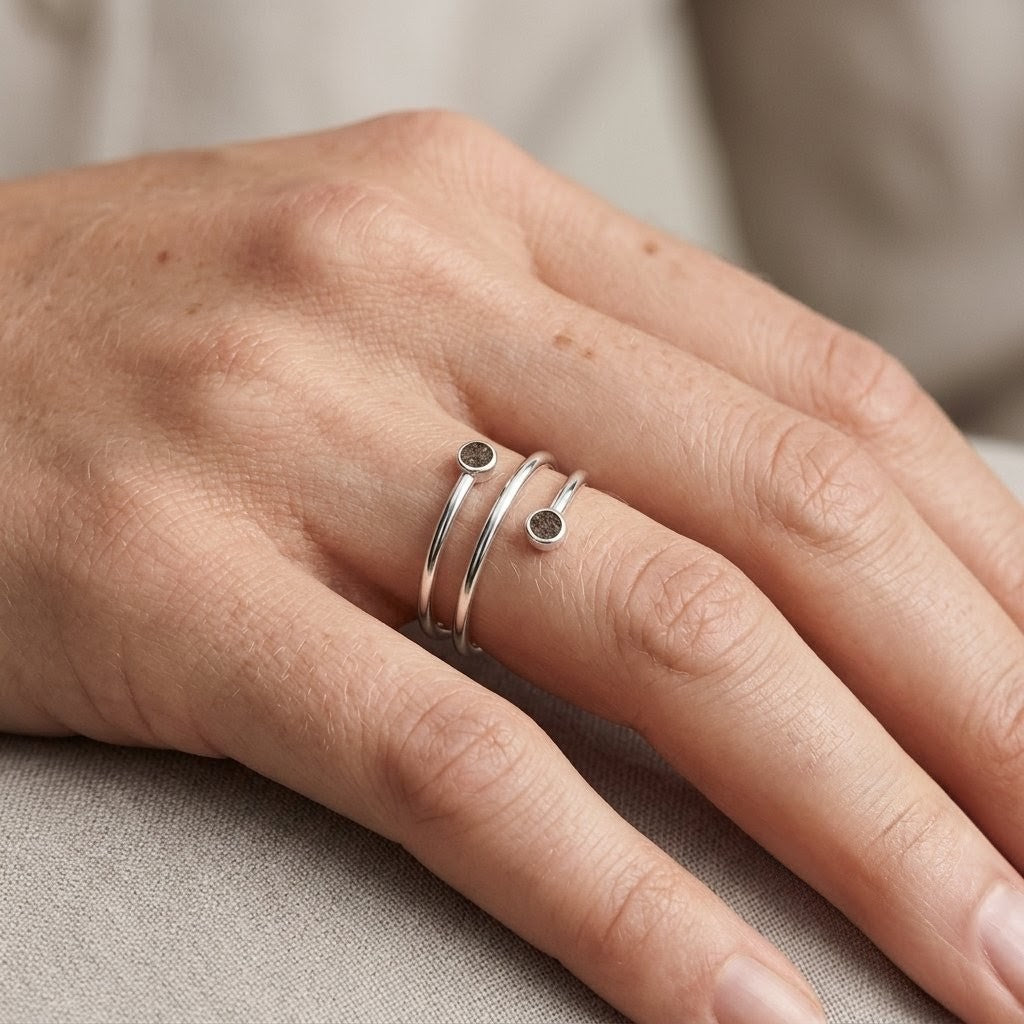 Anillo círculos enlazados de cenizas llevado en el dedo, joya memorial artesanal