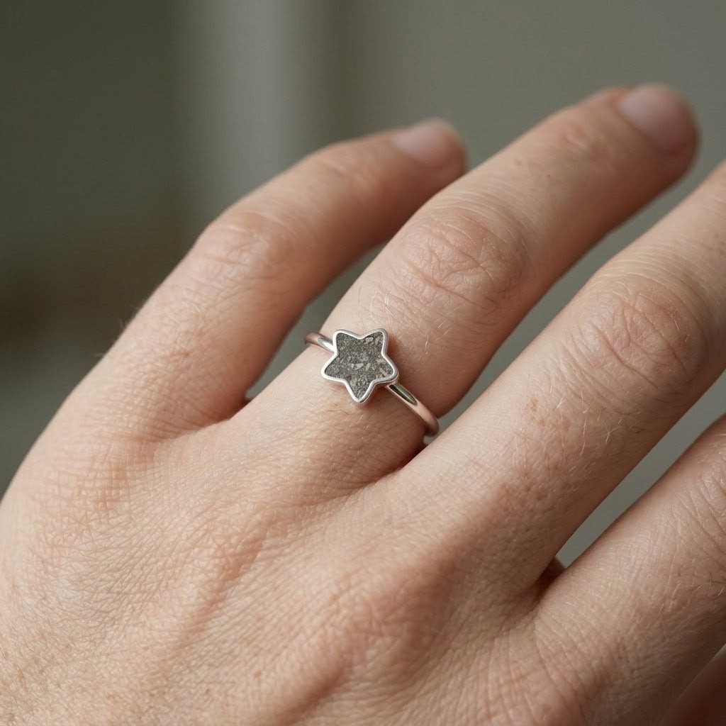 Anillo estrella de cenizas llevado en el dedo, joya memorial artesanal