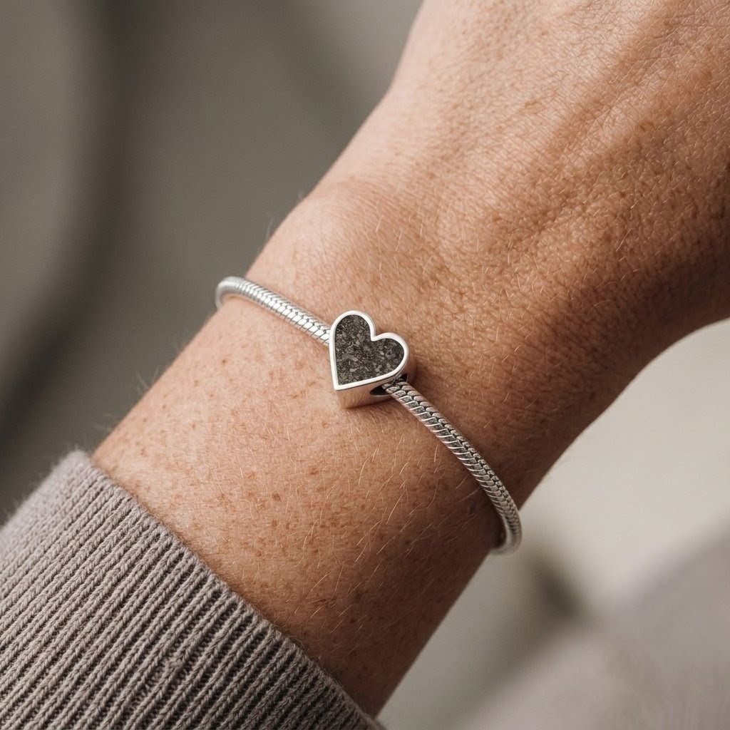 Cuenta corazón para pulsera de cenizas puesta en la muñeca, joyería memorial artesanal