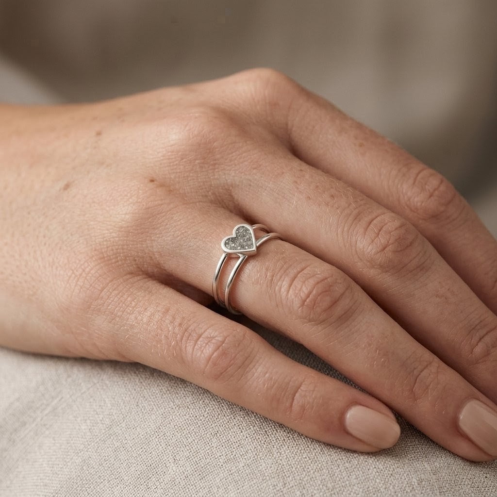 Anillo corazón doble aro de cenizas detalle en la mano, elaborado artesanalmente