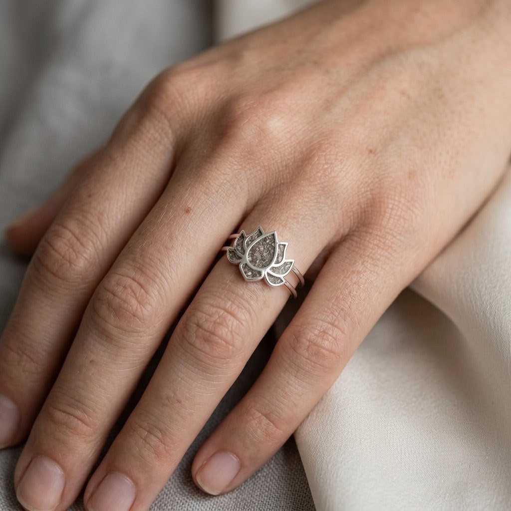 Anillo flor de loto de cenizas llevado en el dedo, recuerdo en plata de ley