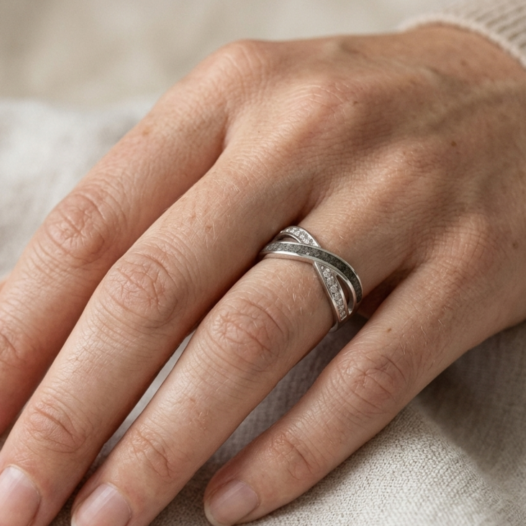 Anillo lazo de cenizas con circonitas