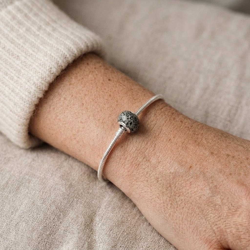 Cuenta redonda para pulsera de cenizas lucida en la muñeca, joya de cenizas personalizada