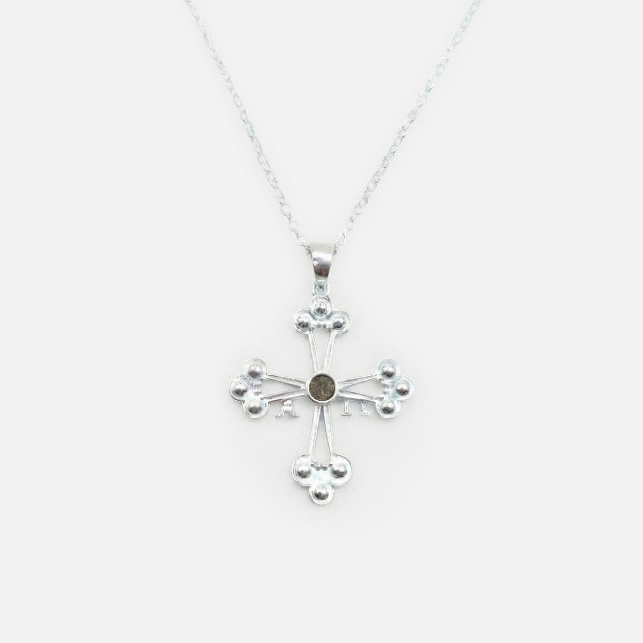 Colgante cruz de cenizas