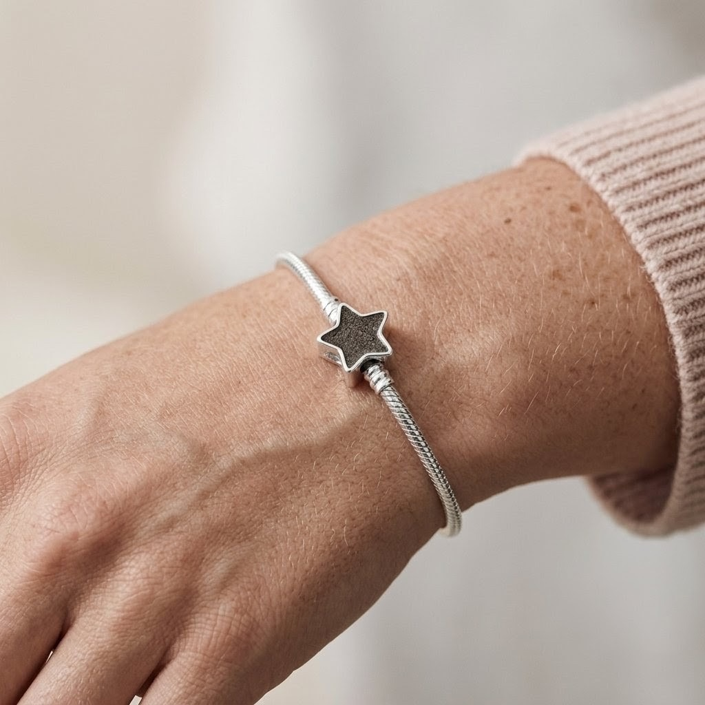 Cuenta estrella para pulsera de cenizas lucida en la muñeca, joya memorial artesanal