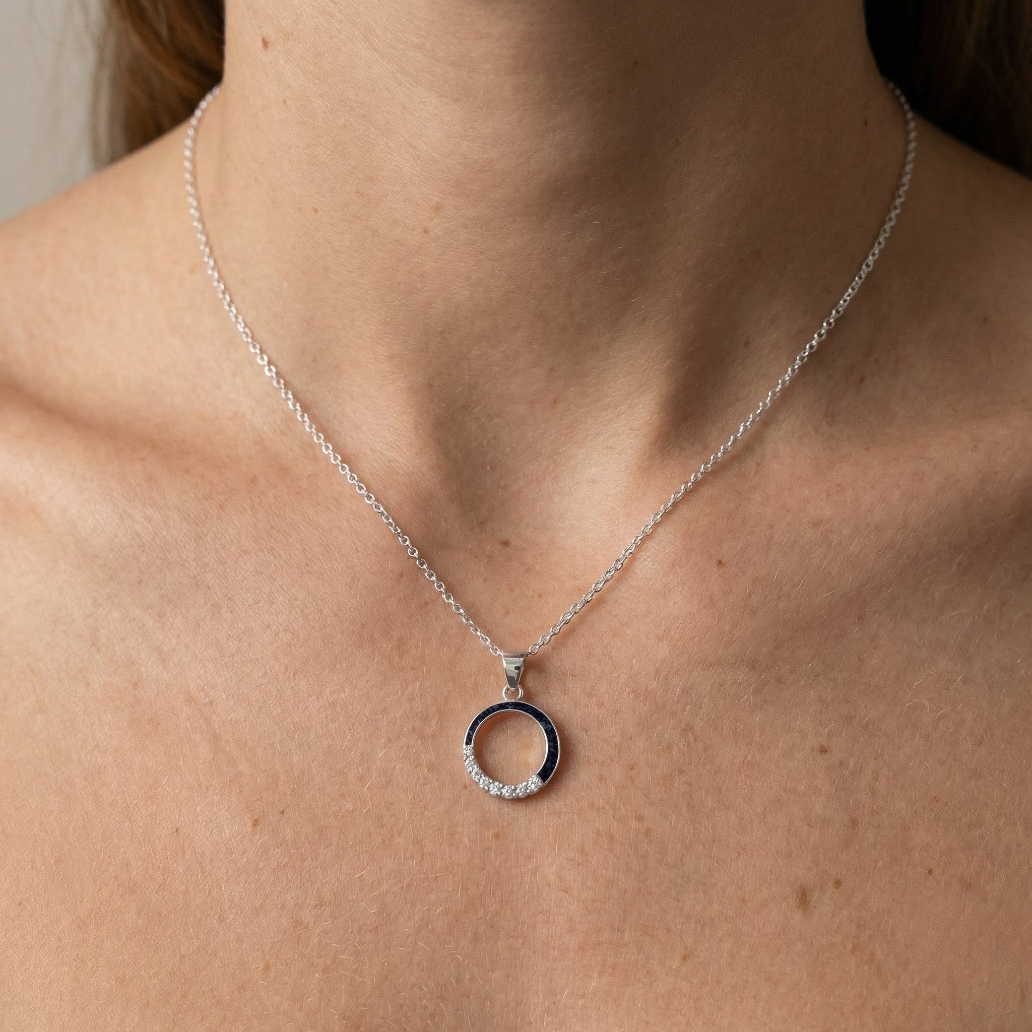 Colgante círculo con circonitas de cenizas