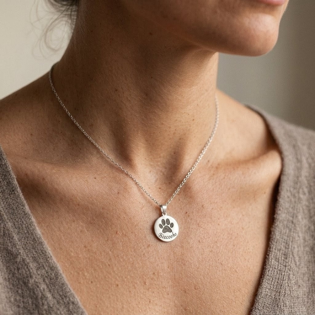 Colgante huella con nombre de cenizas puesto en el cuello, recuerdo en plata de ley