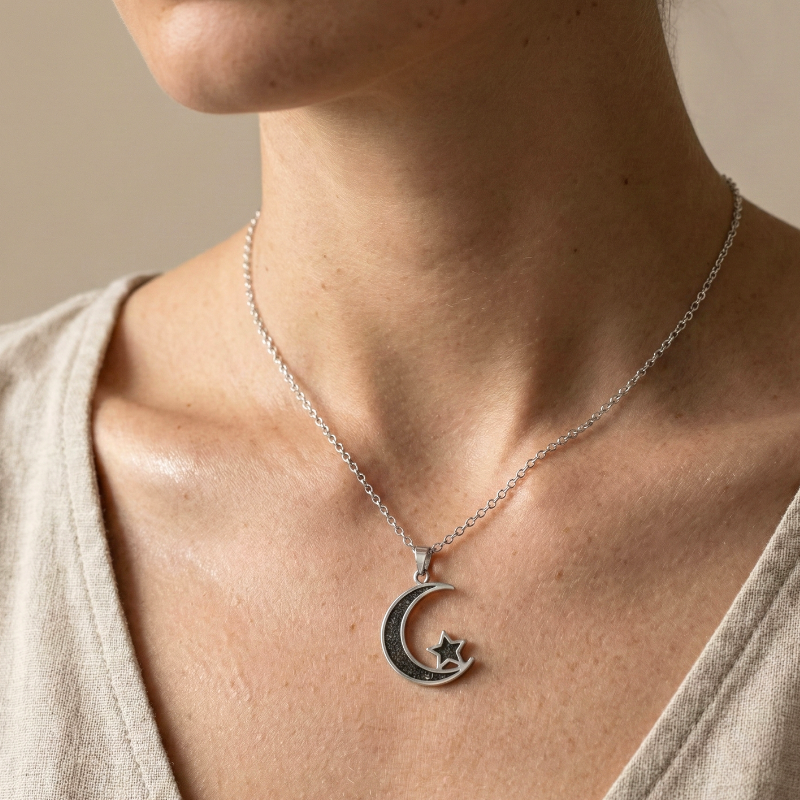 Colgante luna con estrella de cenizas