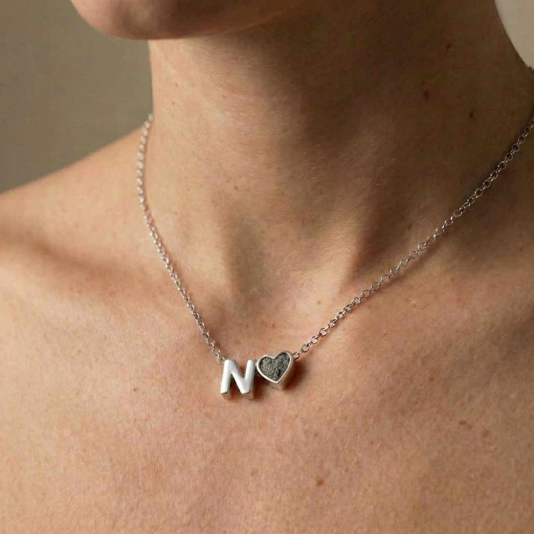 Colgante inicial y corazón de cenizas