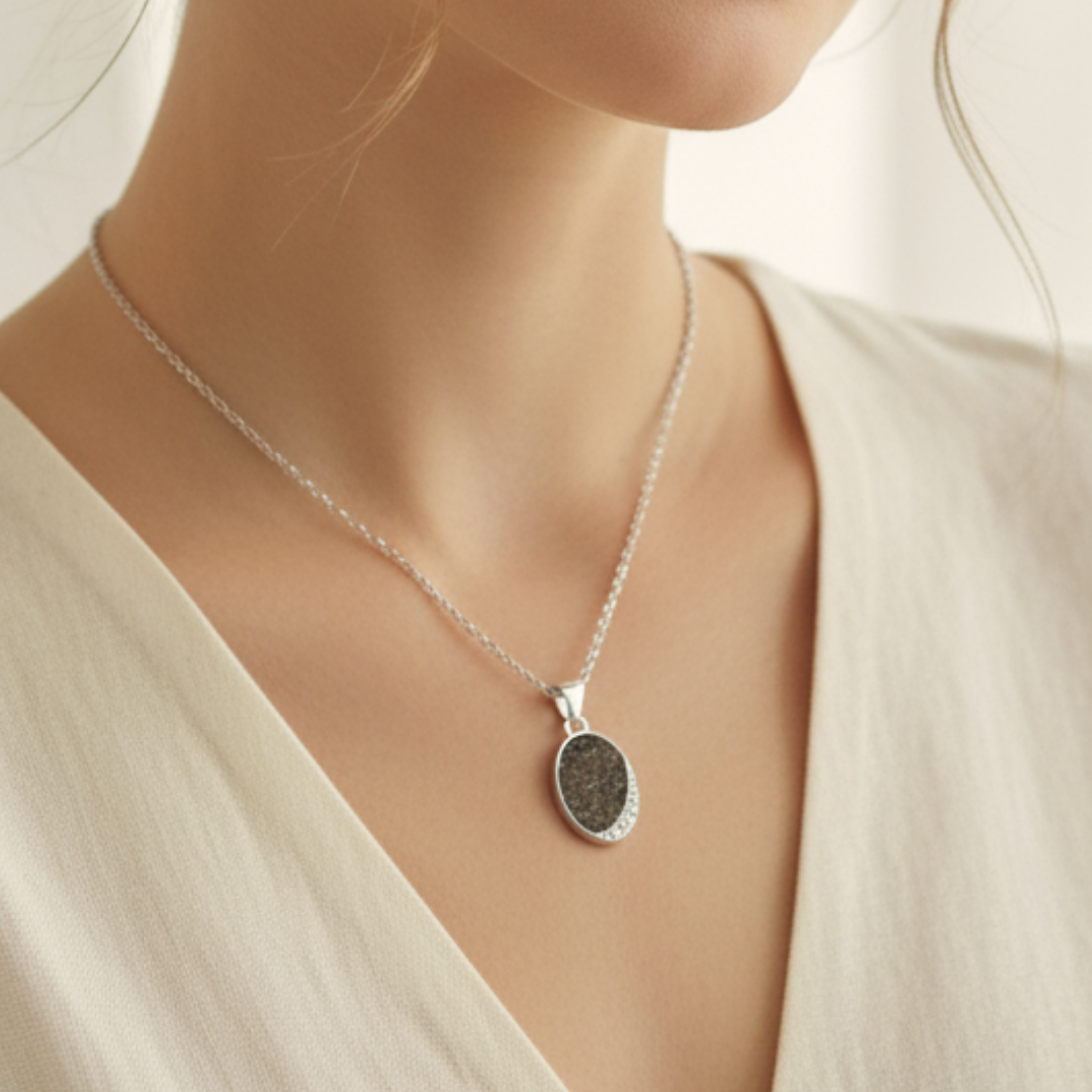 Colgante óvalo con circonitas de cenizas