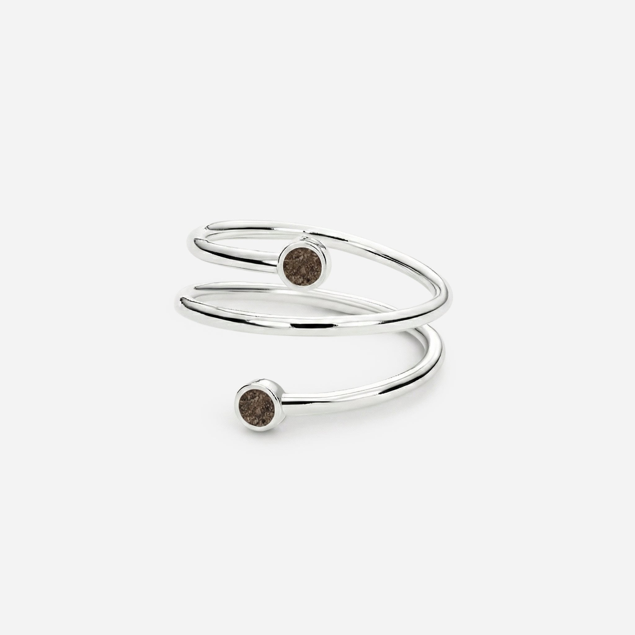 Anillo círculos enlazados de cenizas