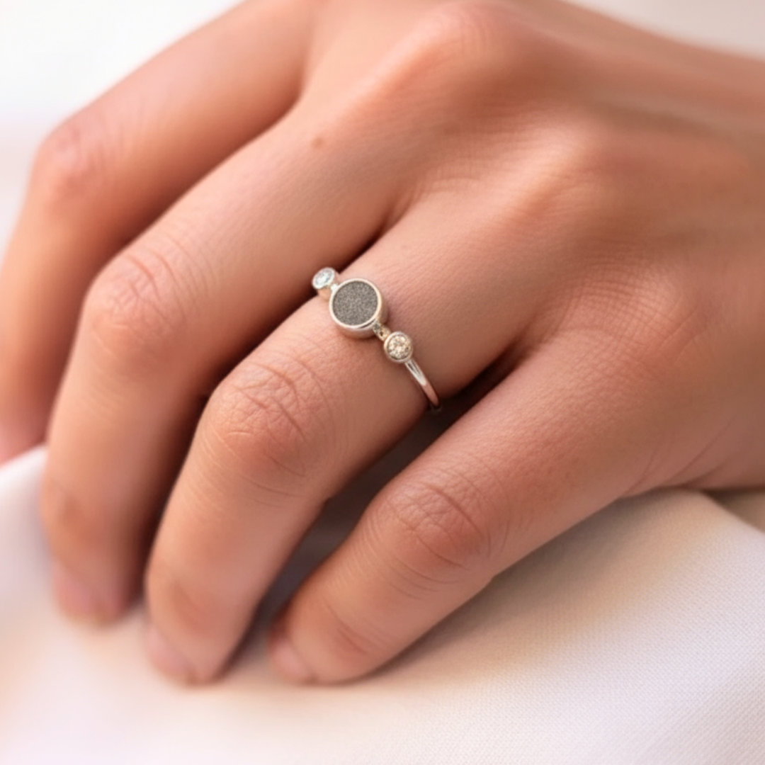 Anillo solitario de cenizas con circonitas