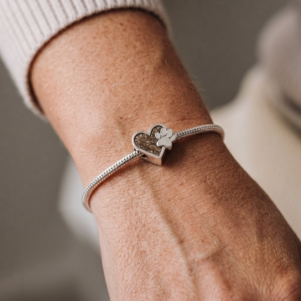 Cuenta corazón con huella de mascota para pulsera puesta en la muñeca, joya memorial para mascotas en plata de ley
