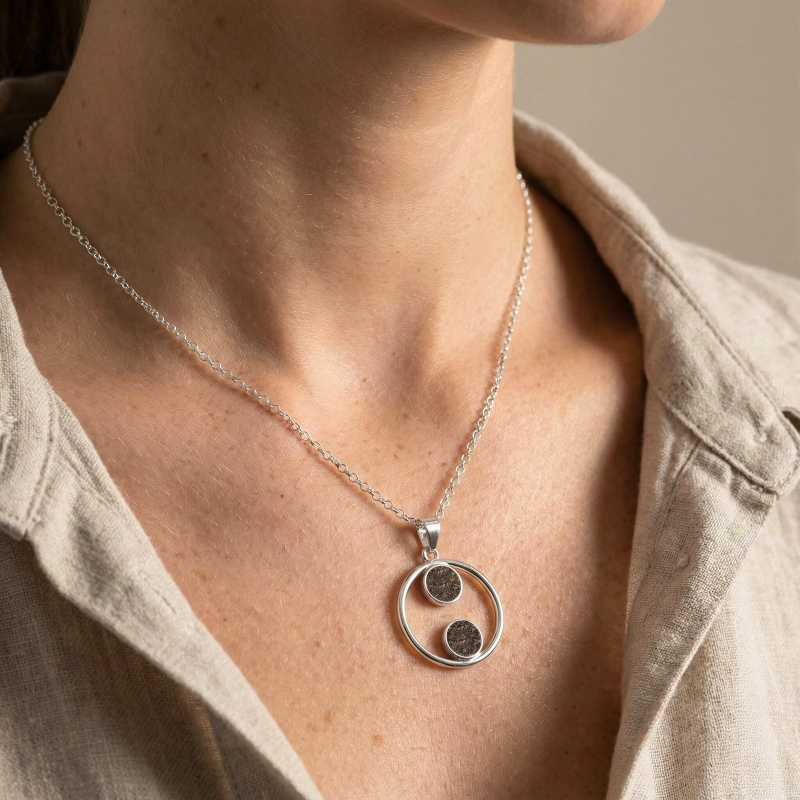 Colgante doble círculo de cenizas